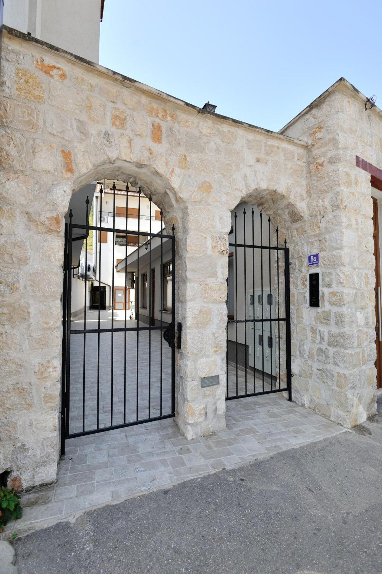 Captain'S Luxury Apartments Mostar Bagian luar foto